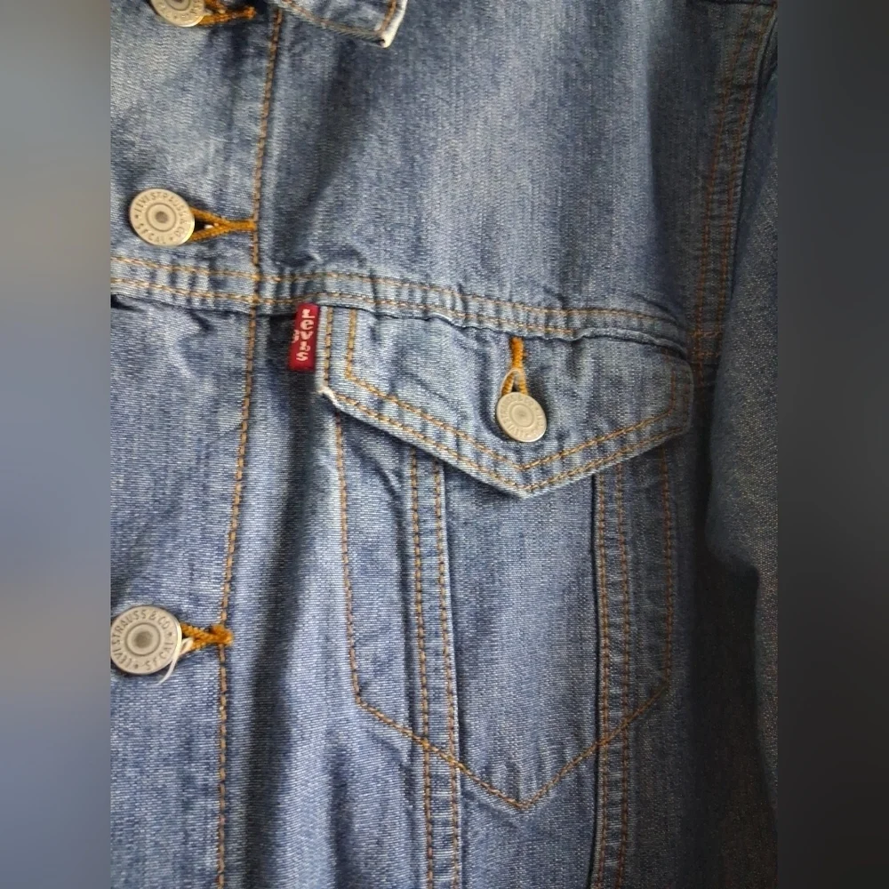 Levi's Trucker Denim Jacket Medium Wash Euc Sz Large Casual Streetwear
